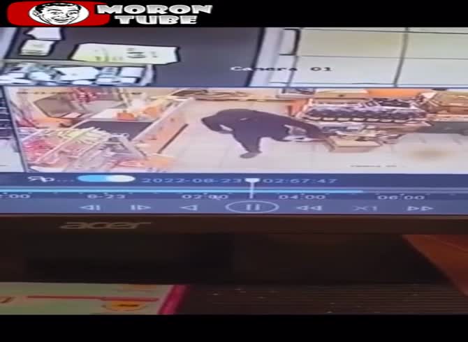 Video :A one-legged guy jumps and robs a booze shop
